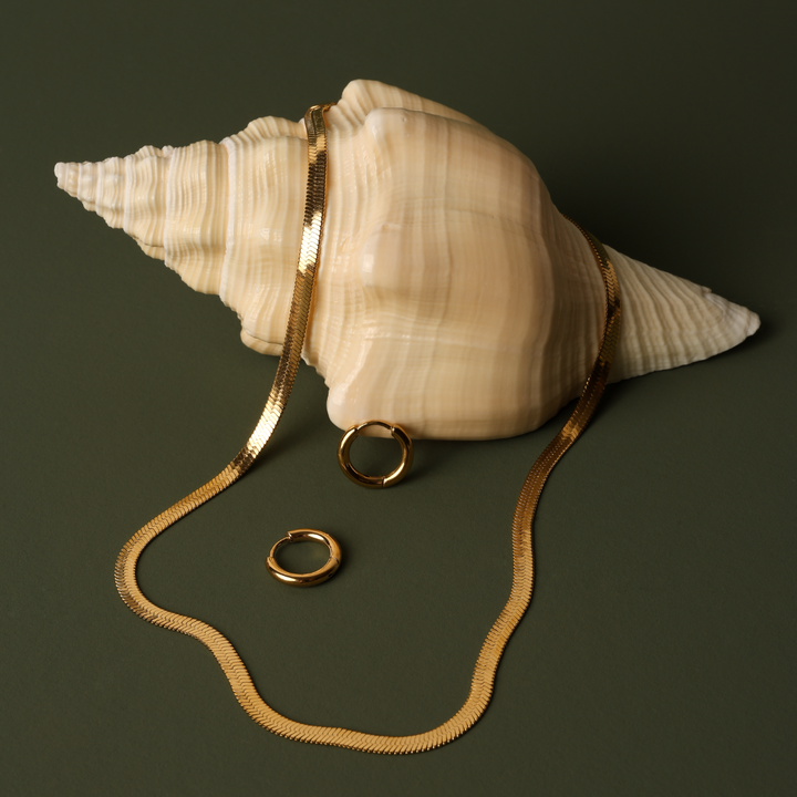 https://cdn.shopify.com/s/files/1/0930/2979/4119/files/Kauai__Herringbone_Choker.png?v=1767028420