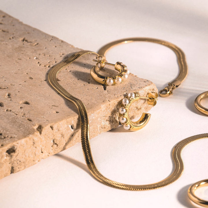 https://cdn.shopify.com/s/files/1/0930/2979/4119/files/herringbone-choker.jpg?v=1767028420